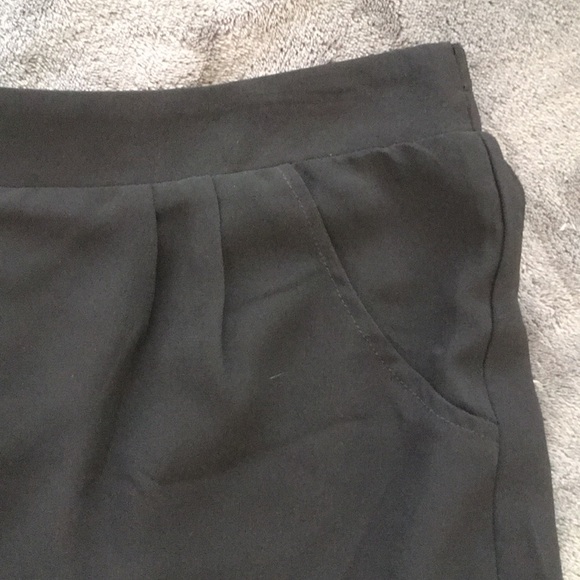 Black flowy shorts w/ pockets and scallop details - Picture 4 of 5
